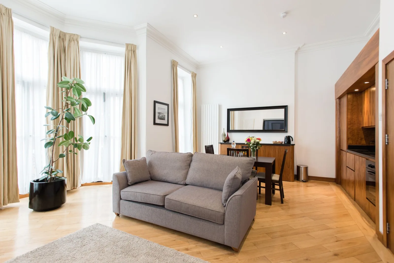 A bright luxury apartment in Kensington, London